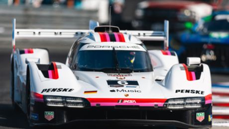 NEWS 公式写真 Newgarden and Vanthoor in the factory Porsche 963 at the IMSA